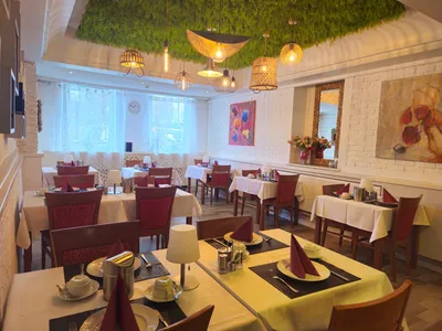 Frühstücksraum im Hotel Almrausch Bad Reichenhall mit gedeckten Tischen