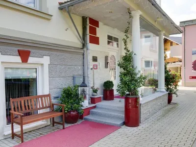 Eingangsbereich Aussenansicht mit Nacht Safe Hotel Almrausch