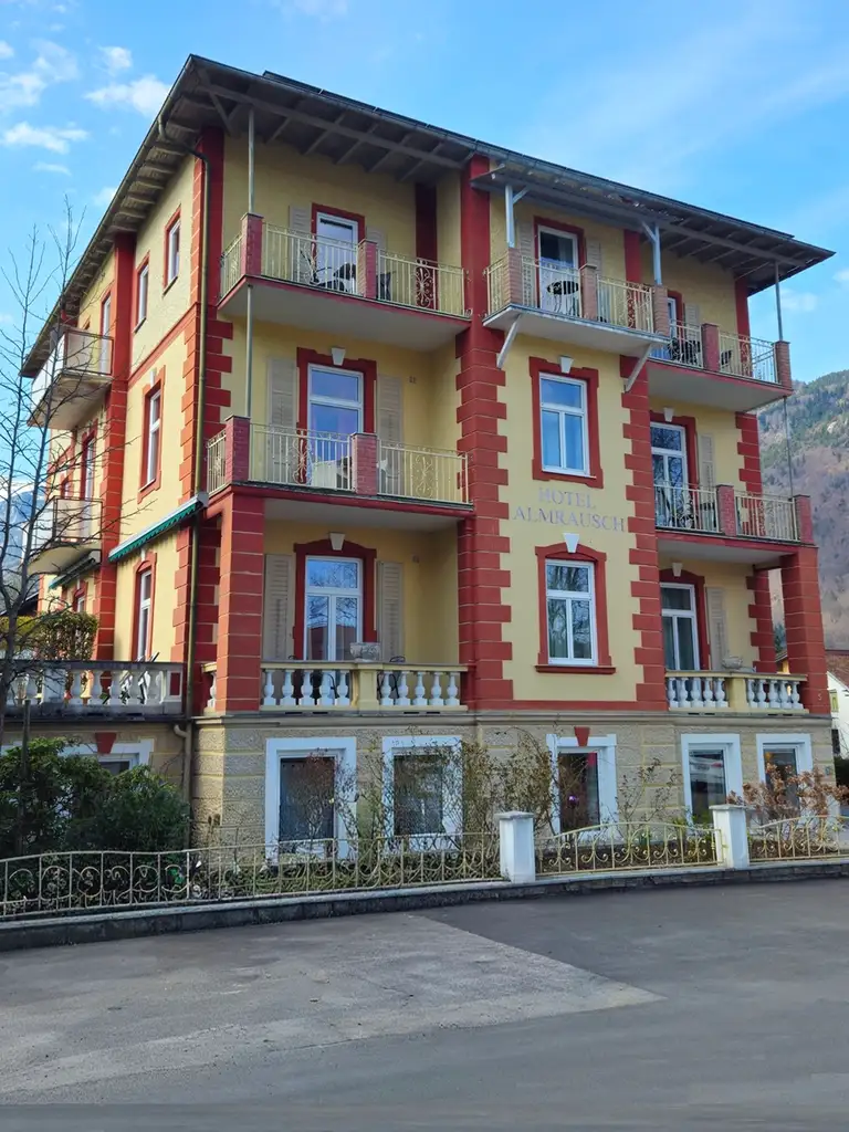 Außenansicht des Hotel Almrausch in Bad Reichenhall – gepflegtes Jugendstilhaus im Kurort